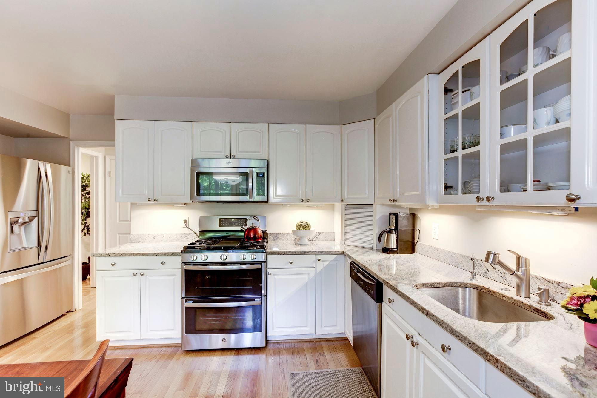 11817 Hunting Ridge Court Potomac, MD 20854 - Photo 12 of 31 Main Level - Eat-in Kitchen