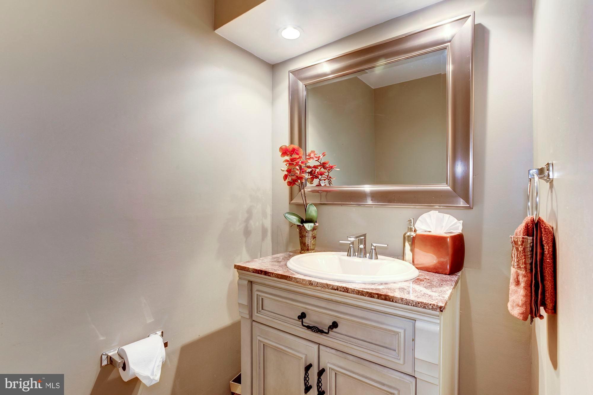 11817 Hunting Ridge Court Potomac, MD 20854 - Photo 17 of 31 Main Level - Powder Room
