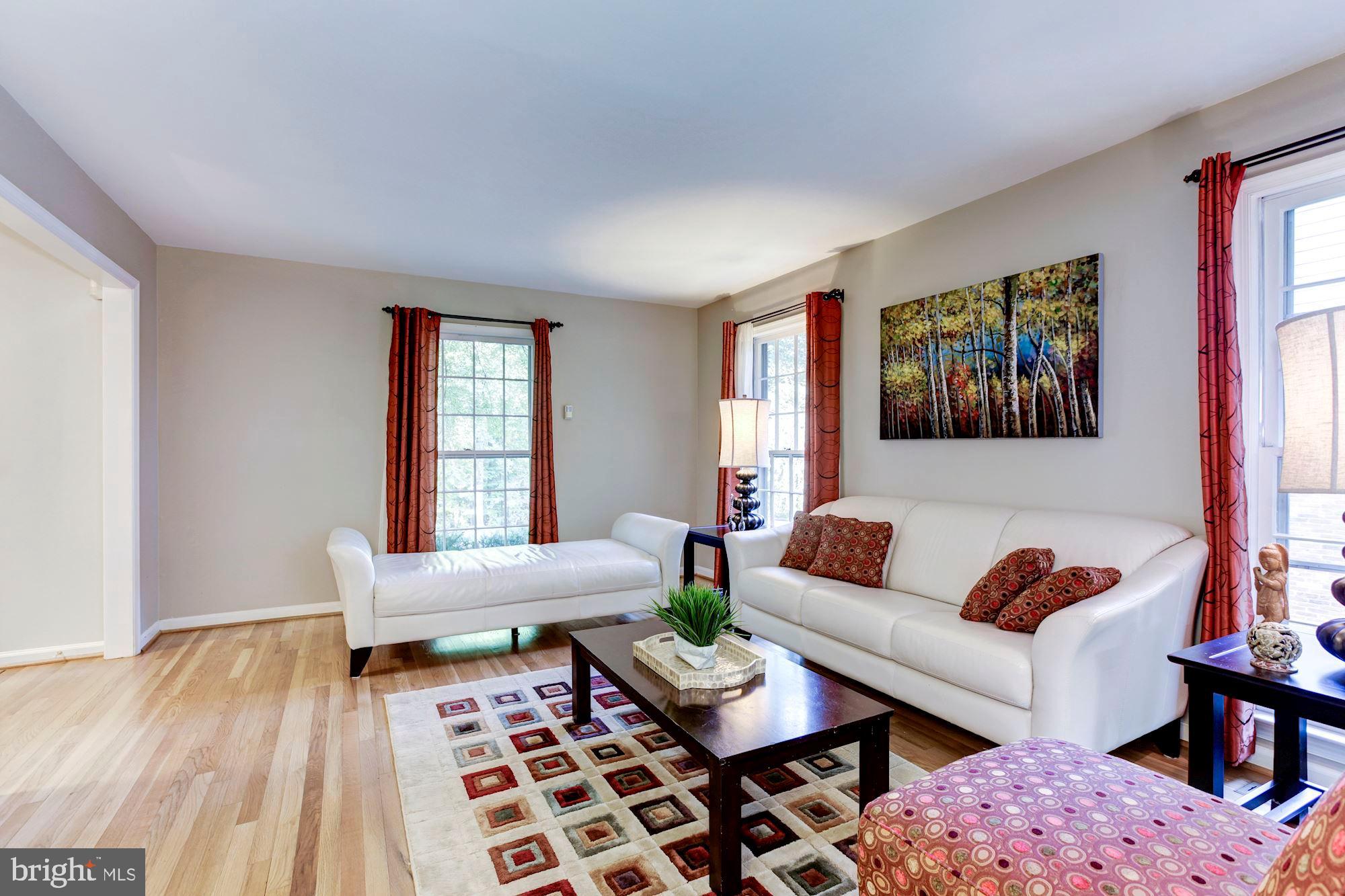 11817 Hunting Ridge Court Potomac, MD 20854 - Photo 6 of 31 Main Level - Living Room