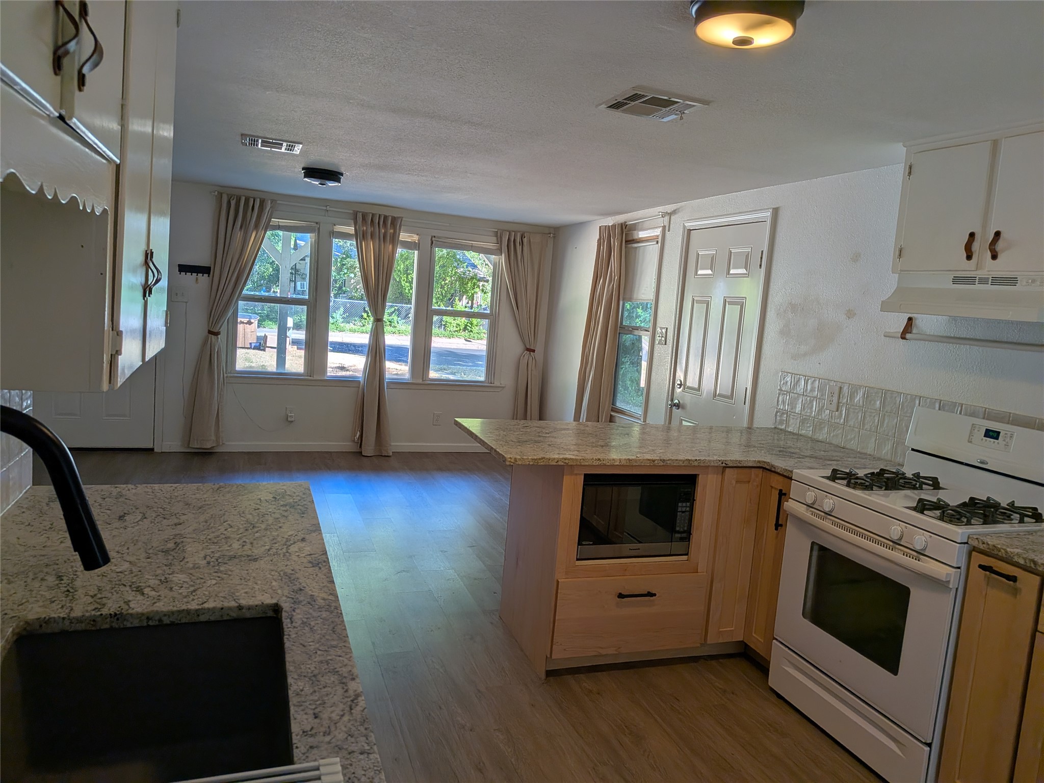 1109 Spur Street Austin, TX 78721 - Photo 7 of 33 Gallery Image 7