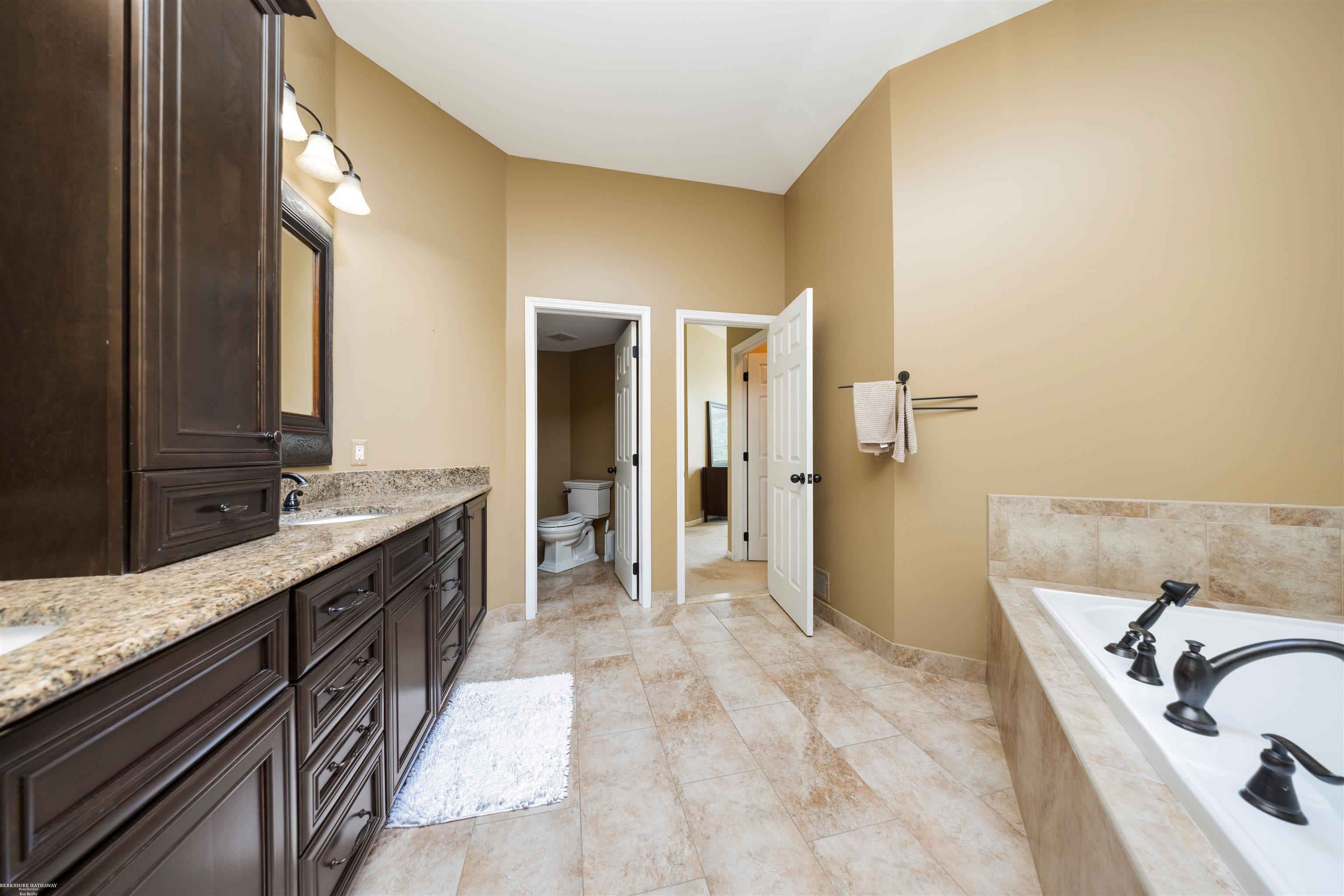 3157 Silverbrook Drive Rochester, MI 48306 - Photo 21 of 39 50143120-a390dbc2-eb0f-4d05-82e3-1edebd448320.JPG
