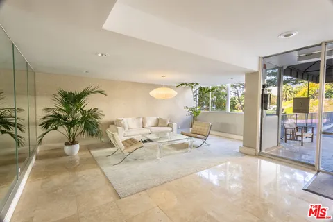 $6,000 | 17366 Sunset Boulevard, Unit 302, Pacific Palisades, CA 90272