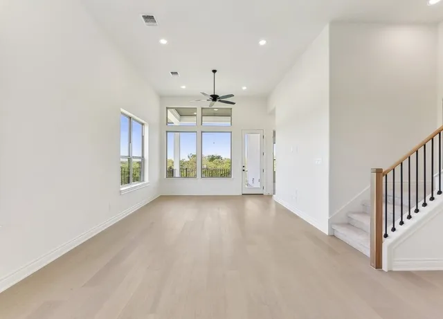an empty room with windows and pillars in it