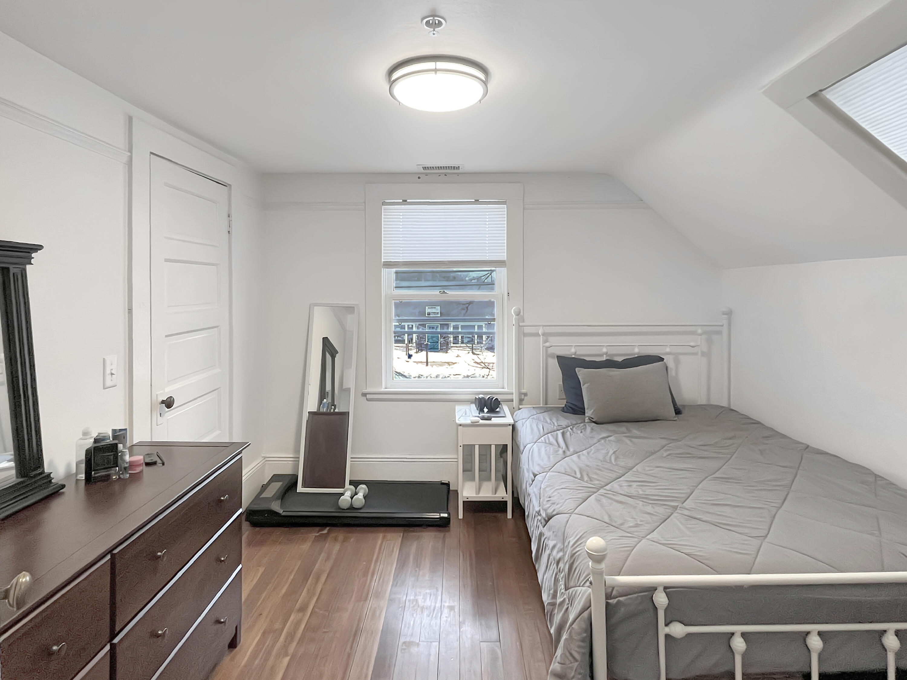 378 State Road Vineyard Haven, MA 02568 - Photo 18 of 23 a bedroom with a bed and a window