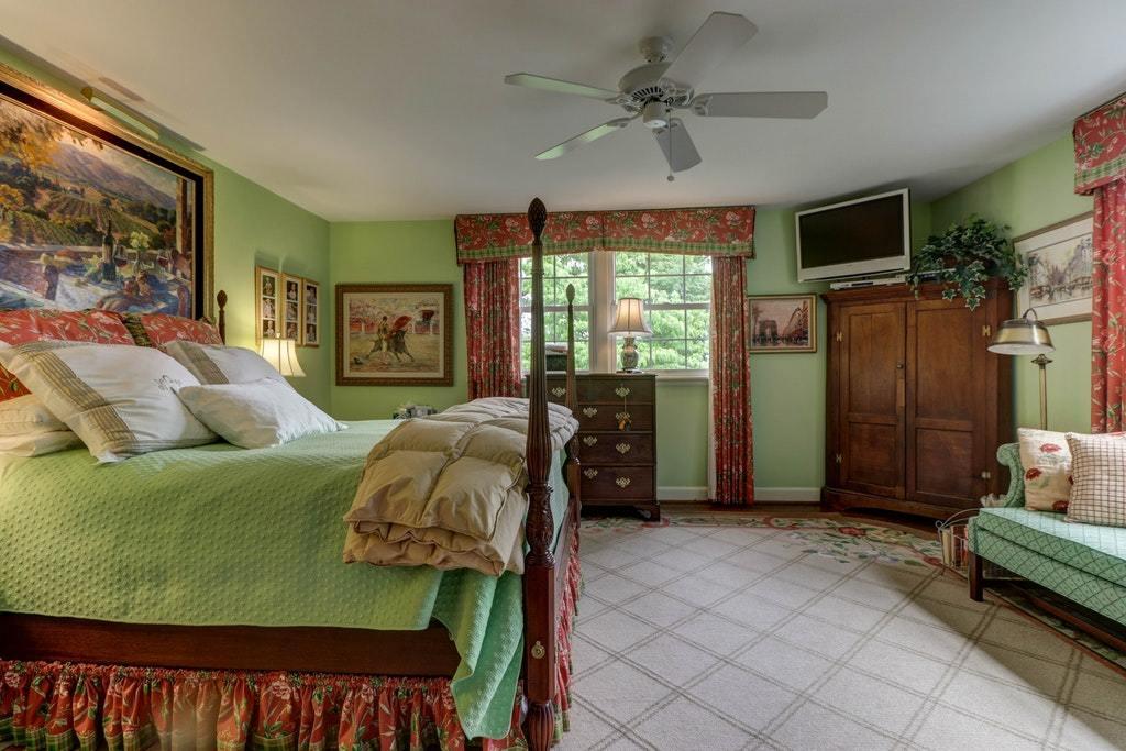 2403 Robin Hood Road Southeast Roanoke, VA 24014 - Photo 22 of 40 025-273586-IMG_4798_799_800_801_802_6408