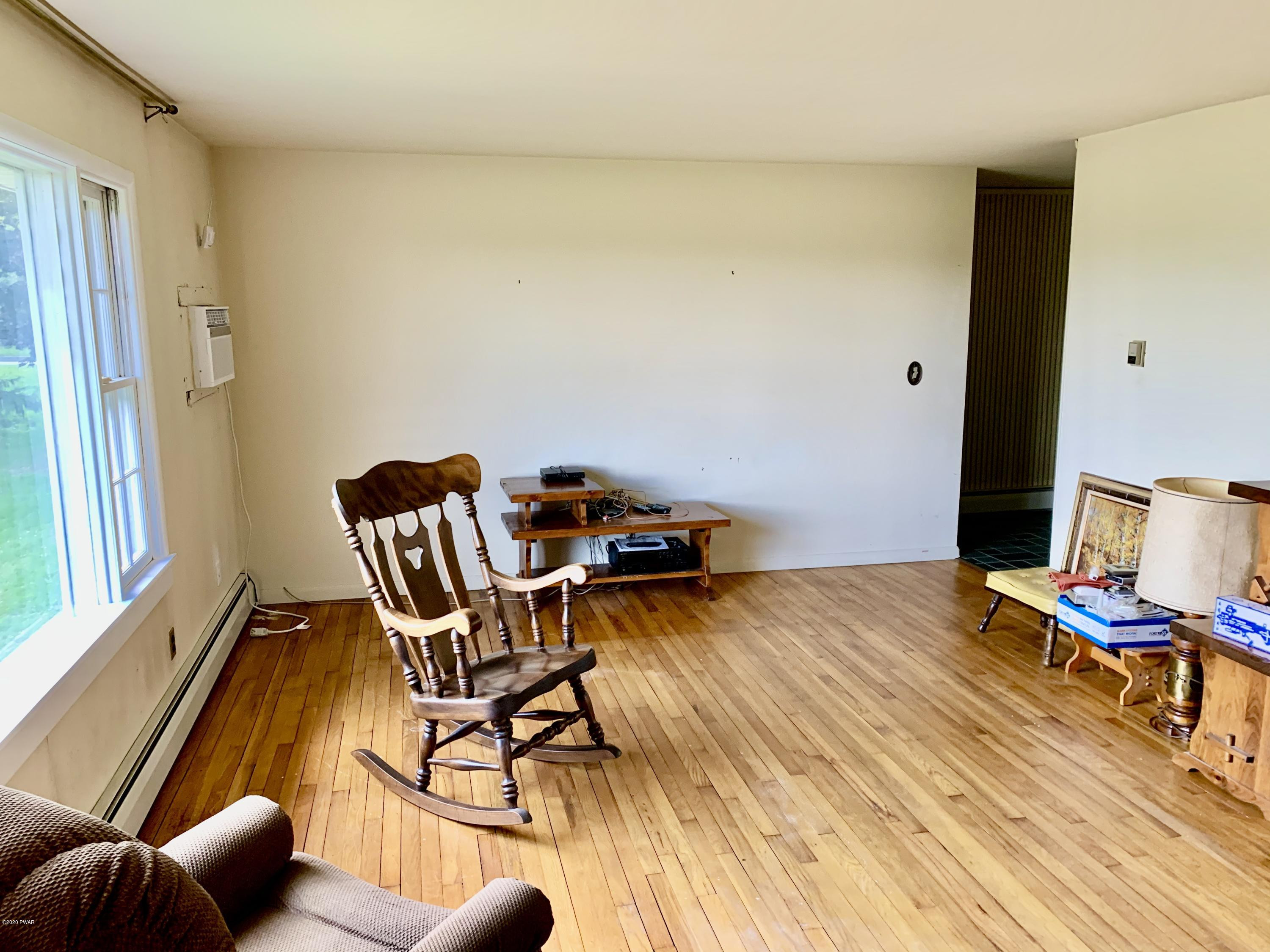94 North Smith Road Waymart, PA 18472 - Photo 16 of 33 LIVING ROOM