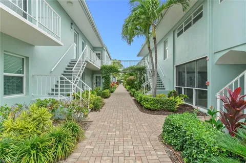 a view of a pathway with house on both side