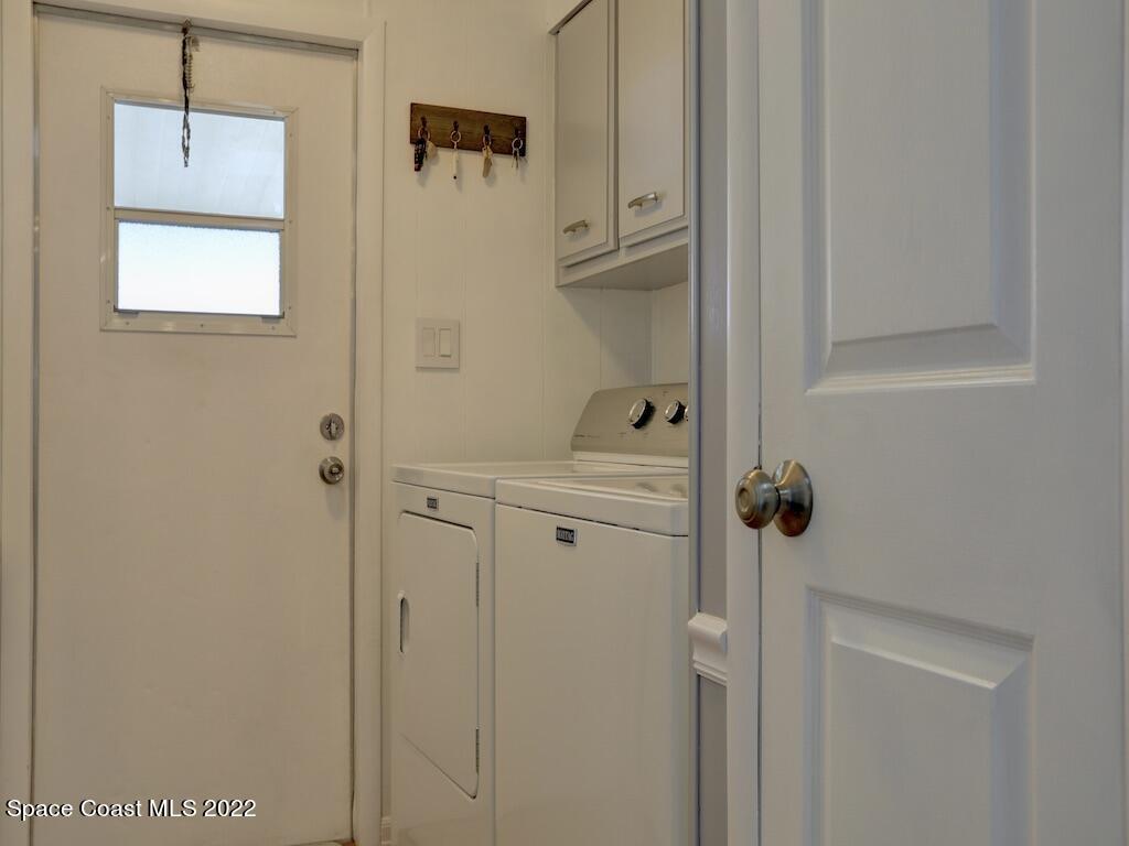 727 Periwinkle Drive Sebastian, FL 32976 - Photo 27 of 34 a bathroom with a sink and mirror
