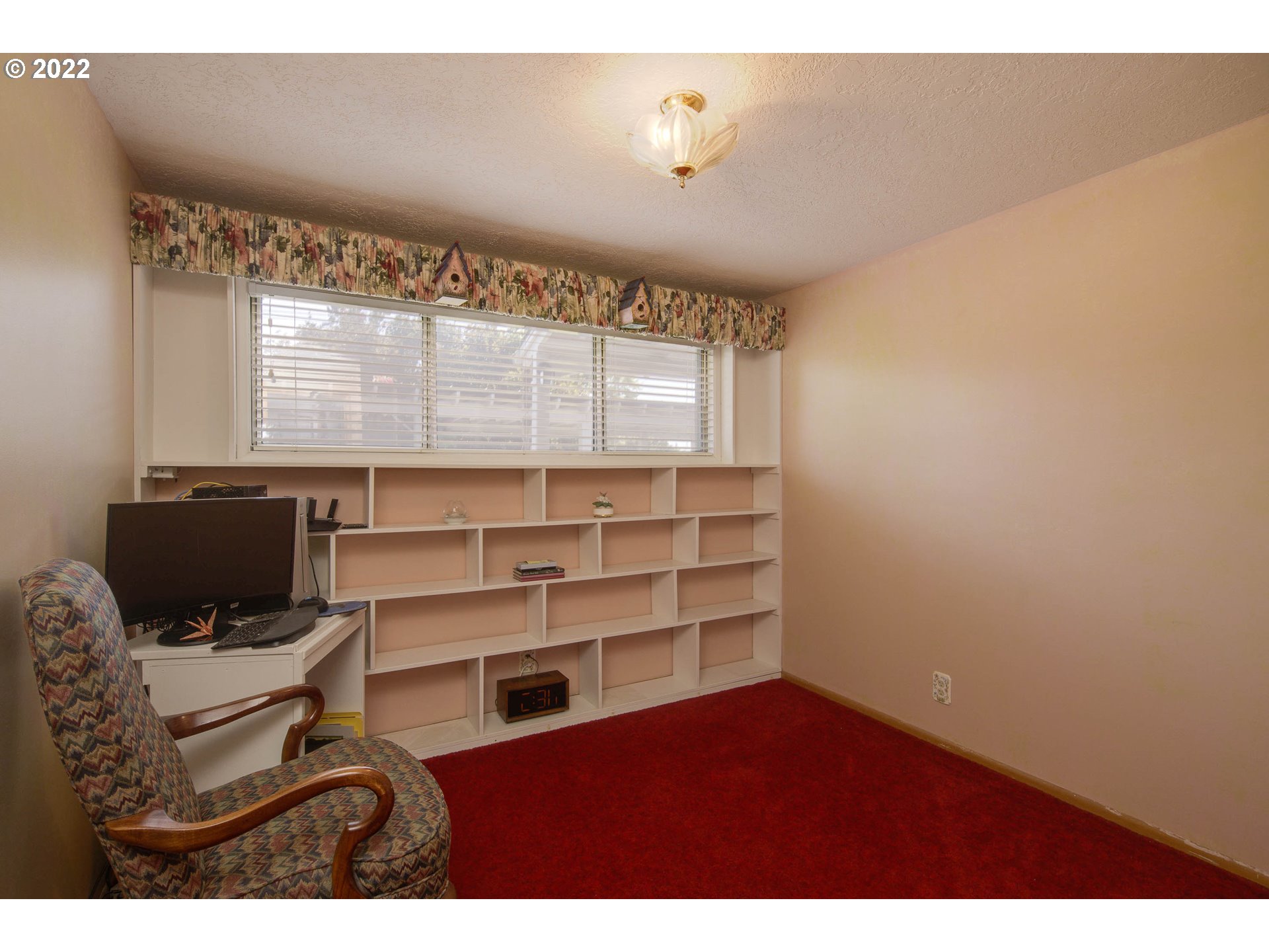 10419 Crosby Road Northeast Woodburn, OR 97071 - Photo 16 of 32 a room with a workspace