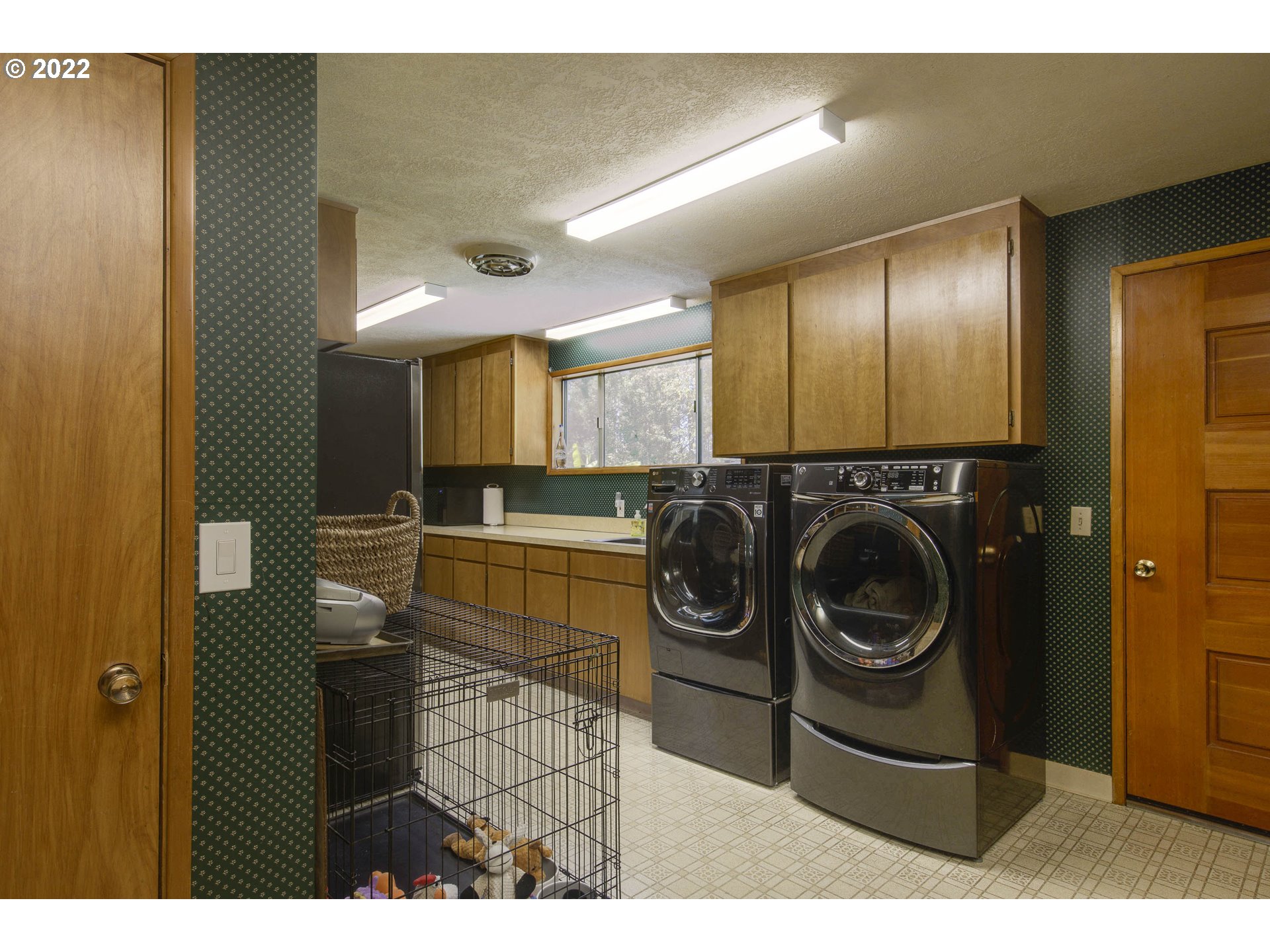 10419 Crosby Road Northeast Woodburn, OR 97071 - Photo 18 of 32 a utility room with sink dryer and washer