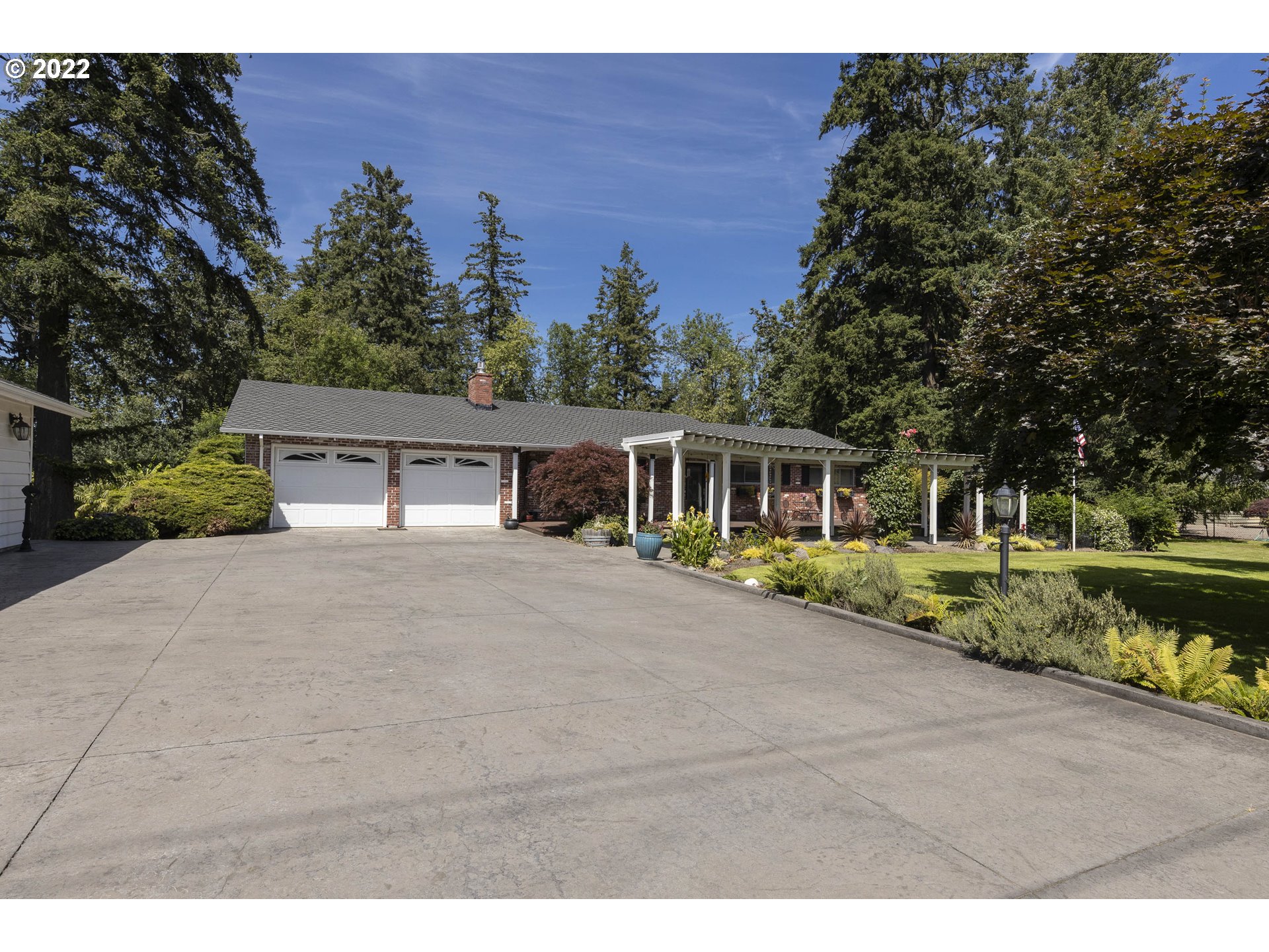 10419 Crosby Road Northeast Woodburn, OR 97071 - Photo 3 of 32 a front view of a house with a yard