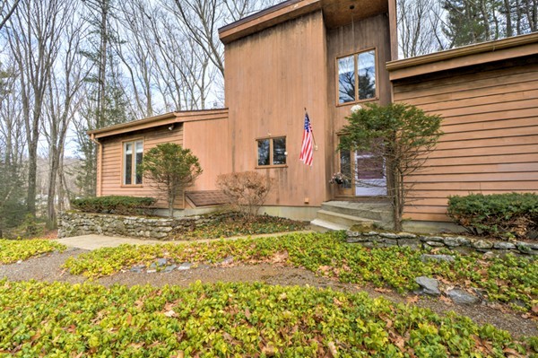 34 Wells Park Road Sturbridge, MA 01566 - Photo 1 of 28 Gallery Image 1