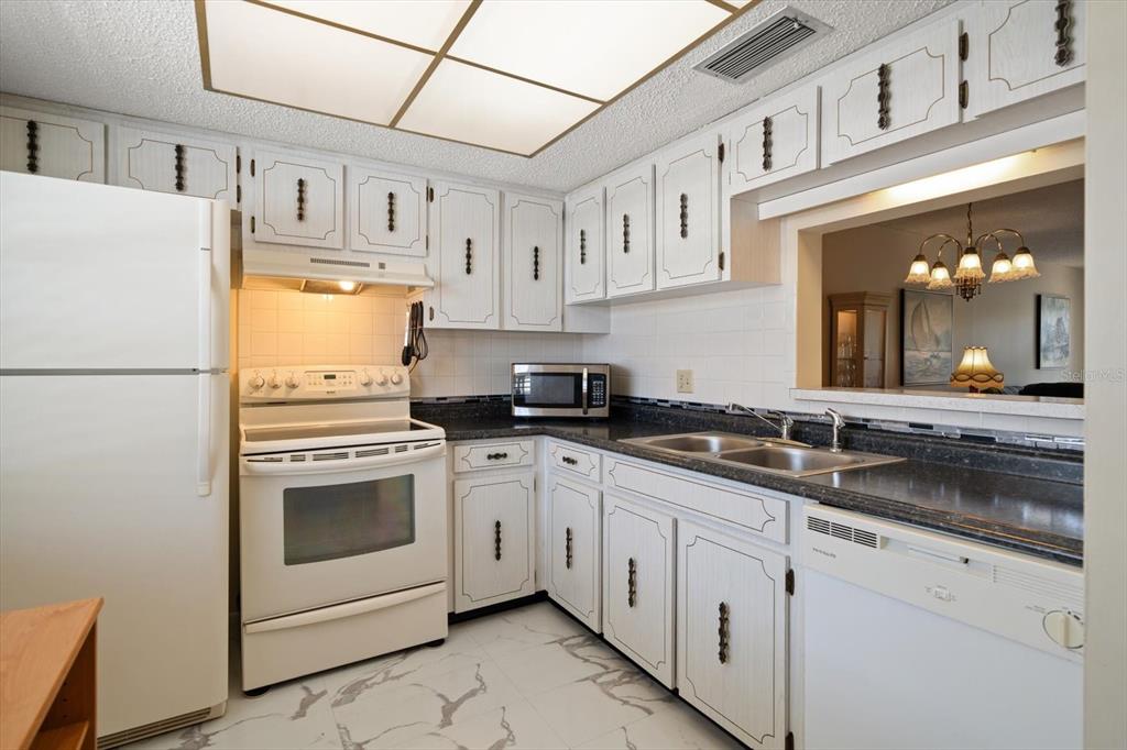 948 Virginia Street, Unit 202 Dunedin, FL 34698 - Photo 4 of 46