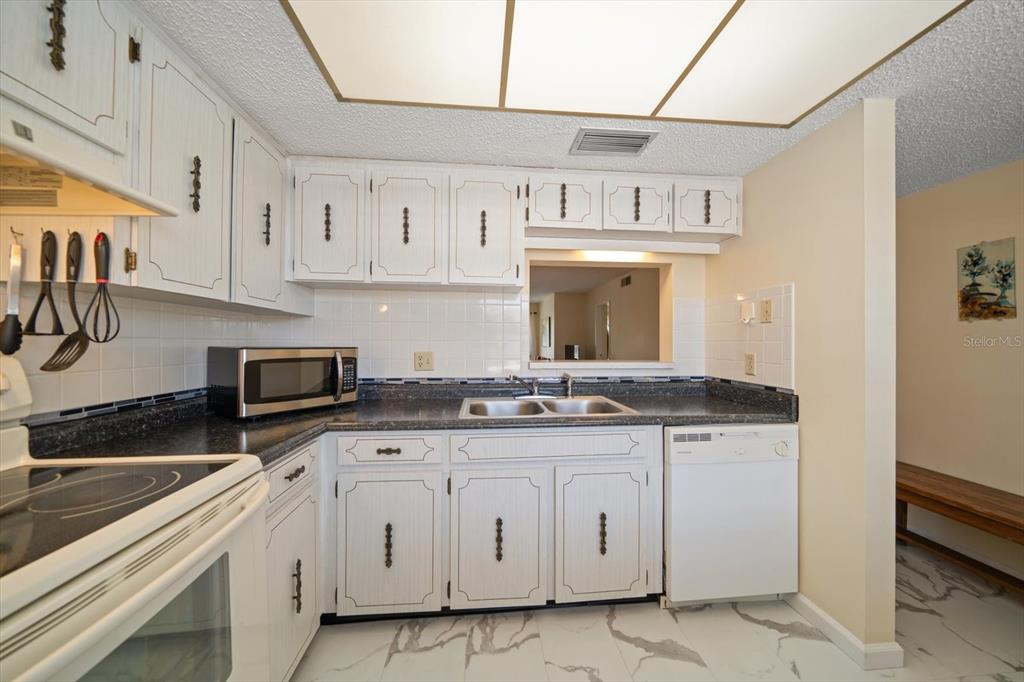 948 Virginia Street, Unit 202 Dunedin, FL 34698 - Photo 5 of 46