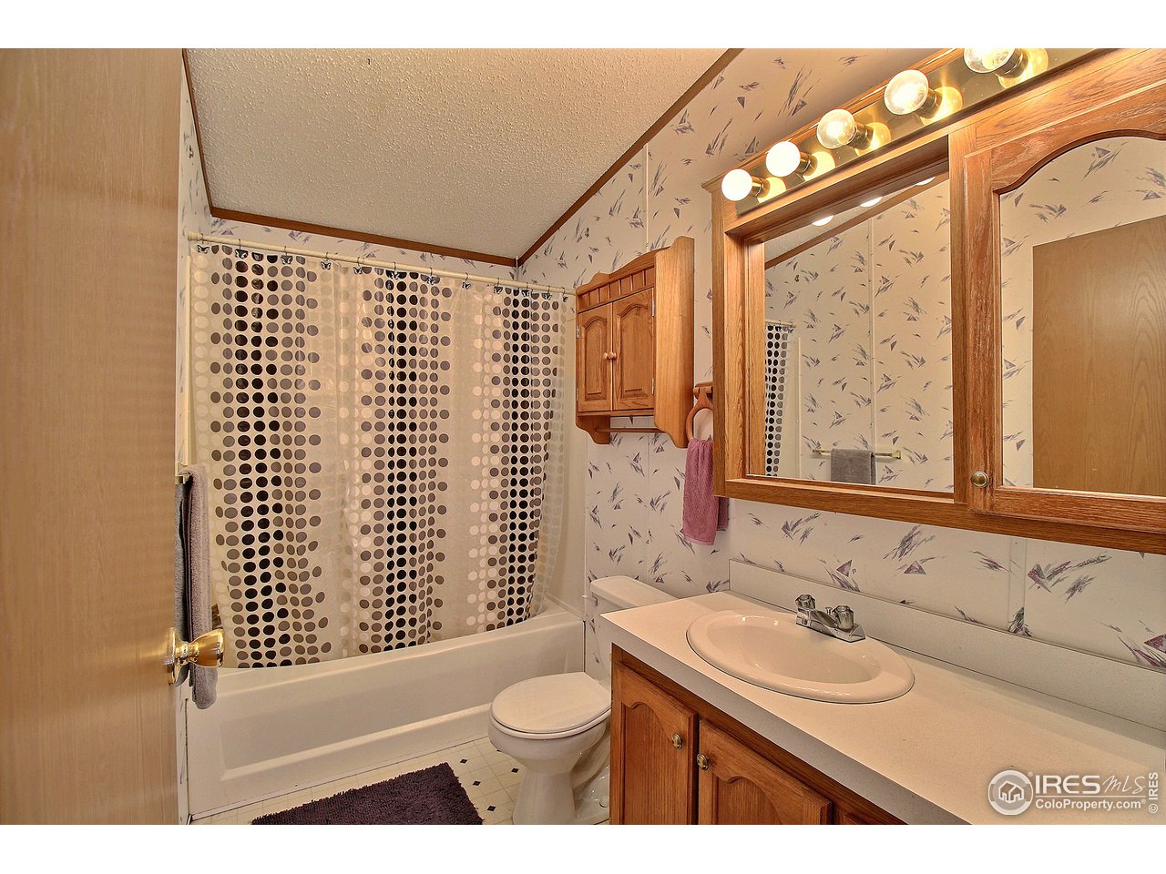 3380 West 3rd Street Road Greeley, CO 80631 - Photo 26 of 34 Shared Main Bathroom