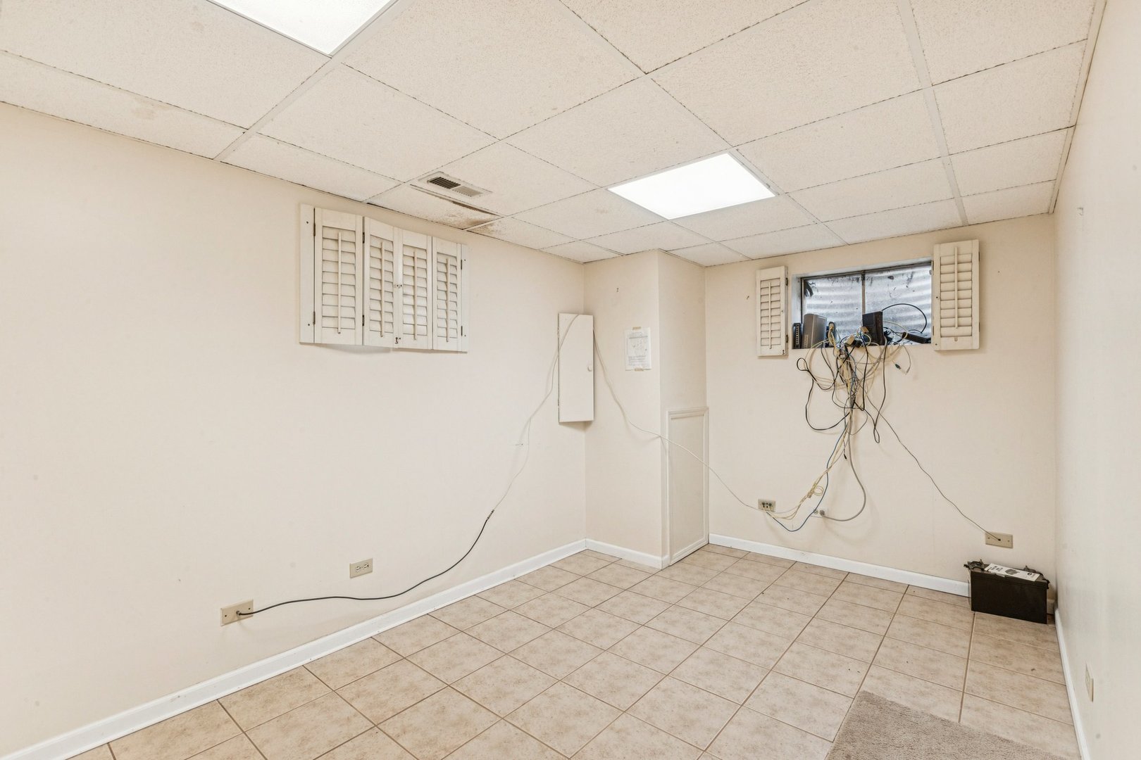 18604 Carpenter Street Homewood, IL 60430 - Photo 24 of 31 a view of a room with gym equipment