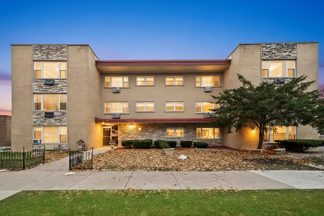 $279,000 | 415 South Maple Avenue, Unit 202, Oak Park, IL 60302