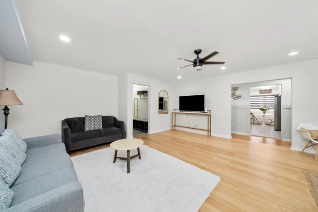 $279,000 | 415 South Maple Avenue, Unit 202, Oak Park, IL 60302