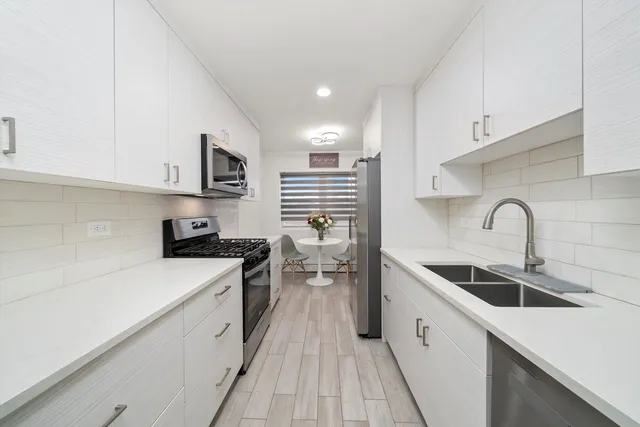 $279,000 | 415 South Maple Avenue, Unit 202, Oak Park, IL 60302