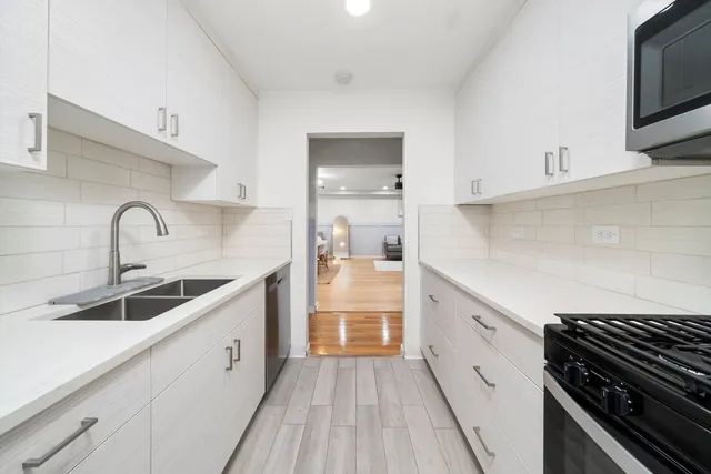 $279,000 | 415 South Maple Avenue, Unit 202, Oak Park, IL 60302