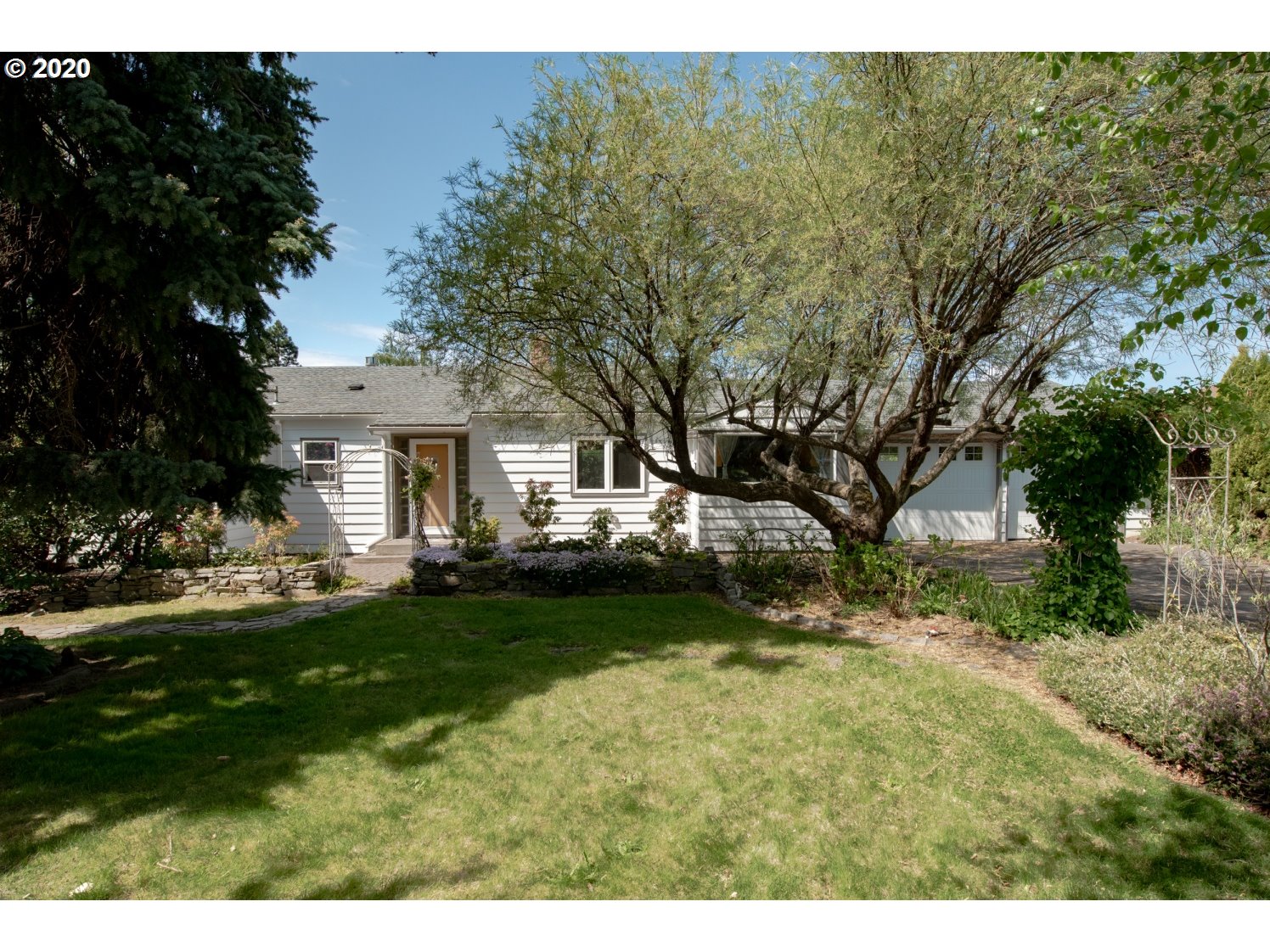 750 Southwest Pucker Huddle Road White Salmon, WA 98672 - Photo 2 of 31 Gallery Image 2