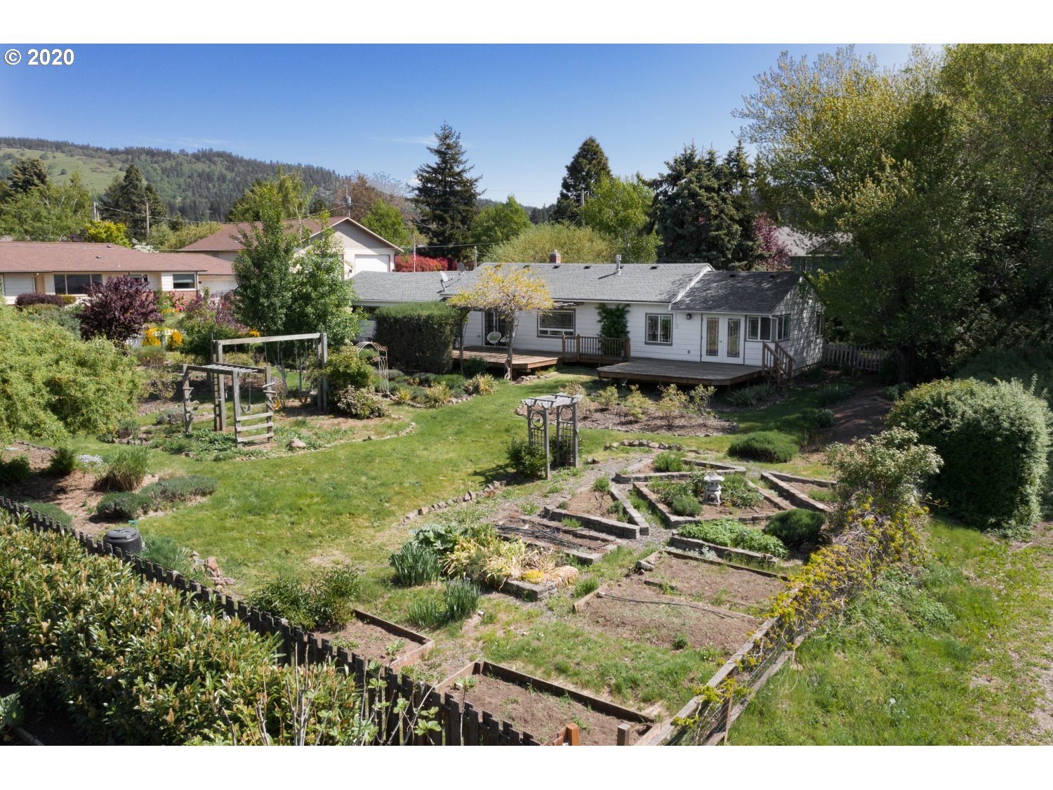 750 Southwest Pucker Huddle Road White Salmon, WA 98672 - Photo 28 of 31 Gallery Image 28