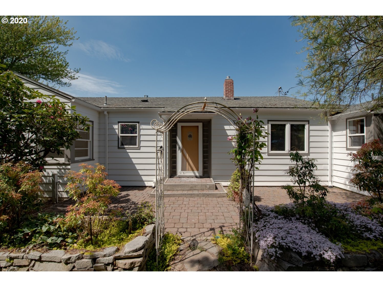 750 Southwest Pucker Huddle Road White Salmon, WA 98672 - Photo 3 of 31 Gallery Image 3