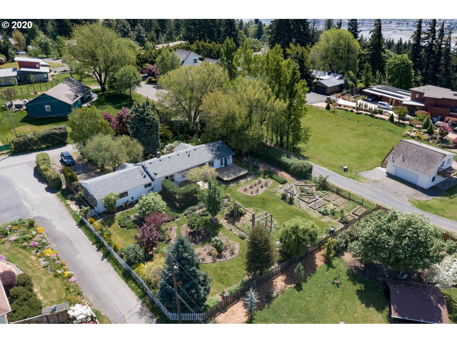 750 Southwest Pucker Huddle Road White Salmon, WA 98672 - Photo 6 of 31 Gallery Image 6