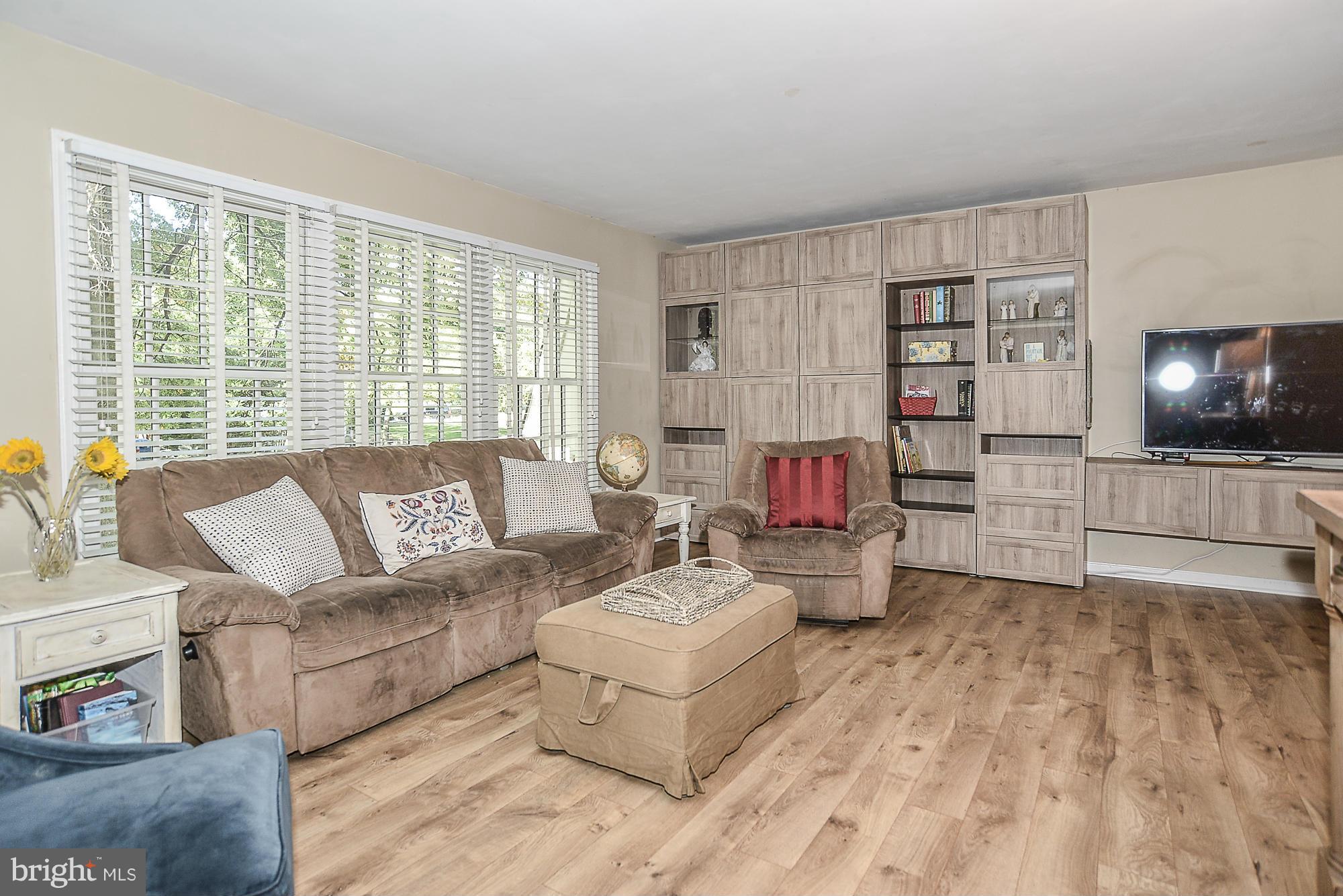 9232 Rockefeller Lane Springfield, VA 22153 - Photo 4 of 23 Living Room