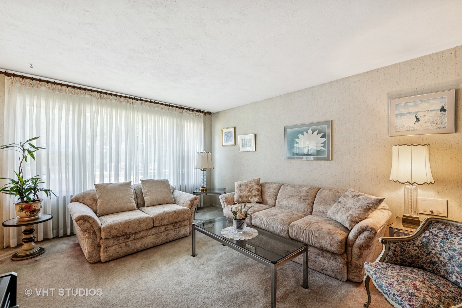 4143 West Devon Avenue Chicago, IL 60646 - Photo 2 of 22 a living room with furniture and a potted plant
