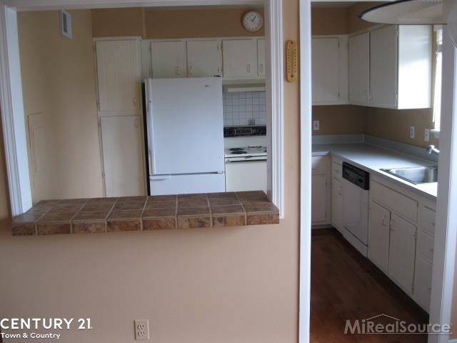 490 Miller Avenue, Unit 48 Rochester, MI 48307 - Photo 3 of 10