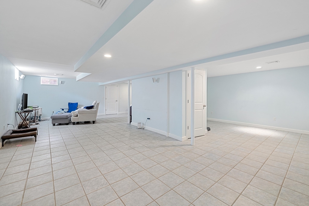 75 Cornell Road Marblehead, MA 01945 - Photo 25 of 26 a living room with furniture and a mirror