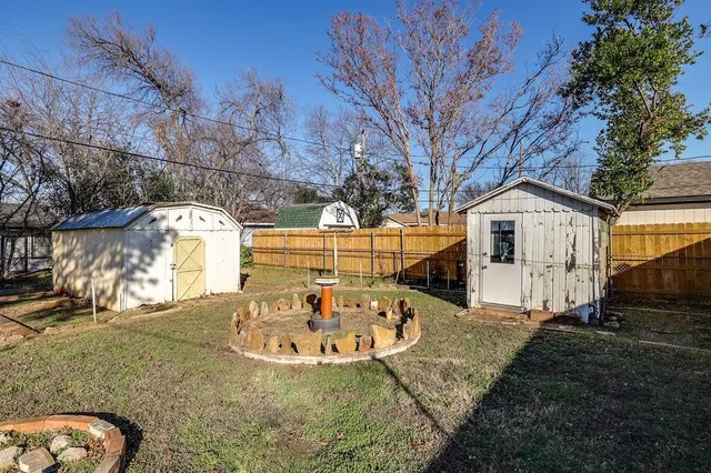 a view of a house with backyard