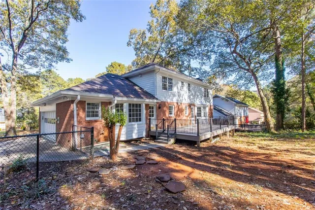 a view of a house with a yard
