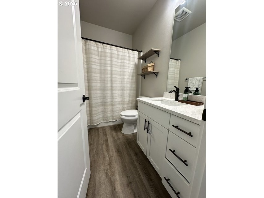 946 South Calapooia Street Sutherlin, OR 97479 - Photo 13 of 31 a bathroom with a sink a toilet and shower