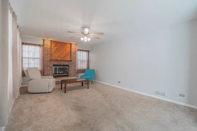 $4,100 | 164 Forestview Court, Aurora, IL 60502