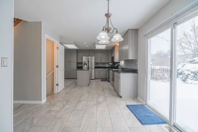 $4,100 | 164 Forestview Court, Aurora, IL 60502