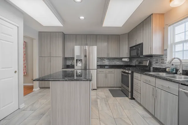 $4,100 | 164 Forestview Court, Aurora, IL 60502