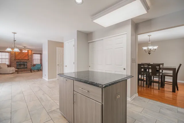 $4,100 | 164 Forestview Court, Aurora, IL 60502