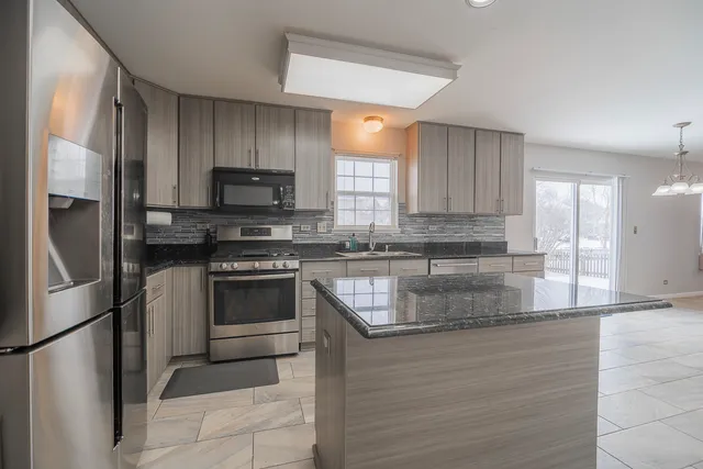 $4,100 | 164 Forestview Court, Aurora, IL 60502