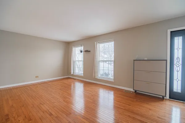 $3,295 | 164 Forestview Court, Aurora, IL 60502