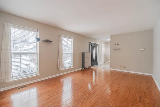 $4,100 | 164 Forestview Court, Aurora, IL 60502