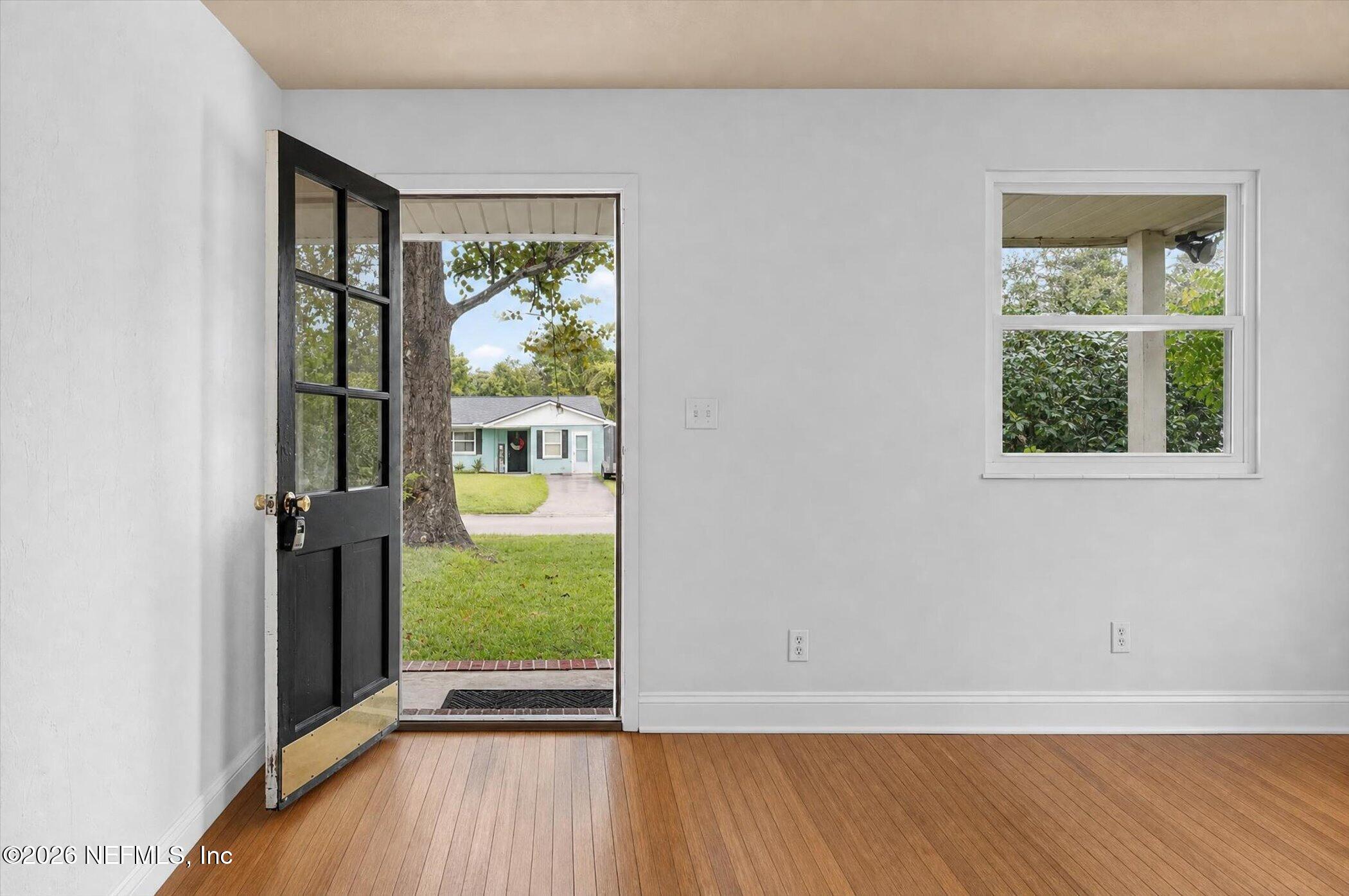 5449 Community Road Jacksonville, FL 32207 - Photo 3 of 31 Entrance into home