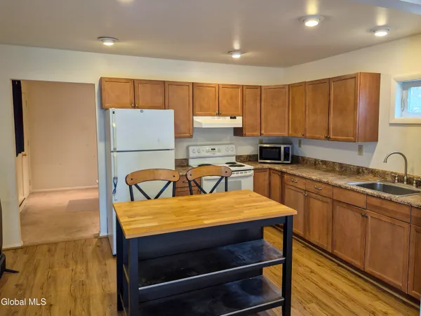 $1,150 | 524 Maple Avenue, Unit 8, Saratoga Springs, NY 12866