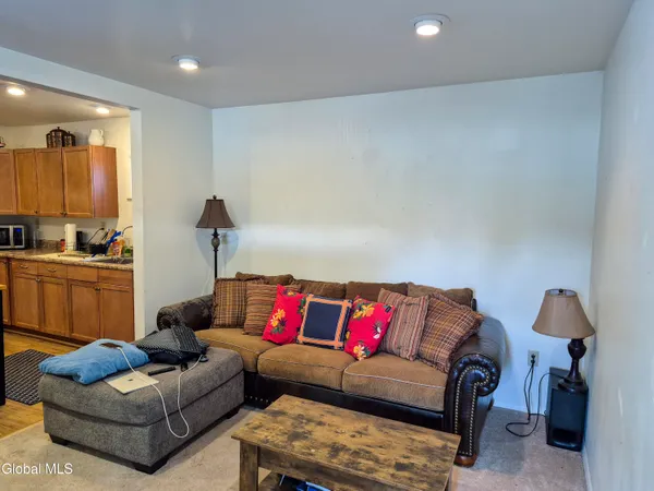 $1,150 | 524 Maple Avenue, Unit 8, Saratoga Springs, NY 12866