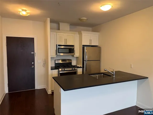 $2,375 | 225 Walker Street, Unit 304, Cliffside Park, NJ 07010