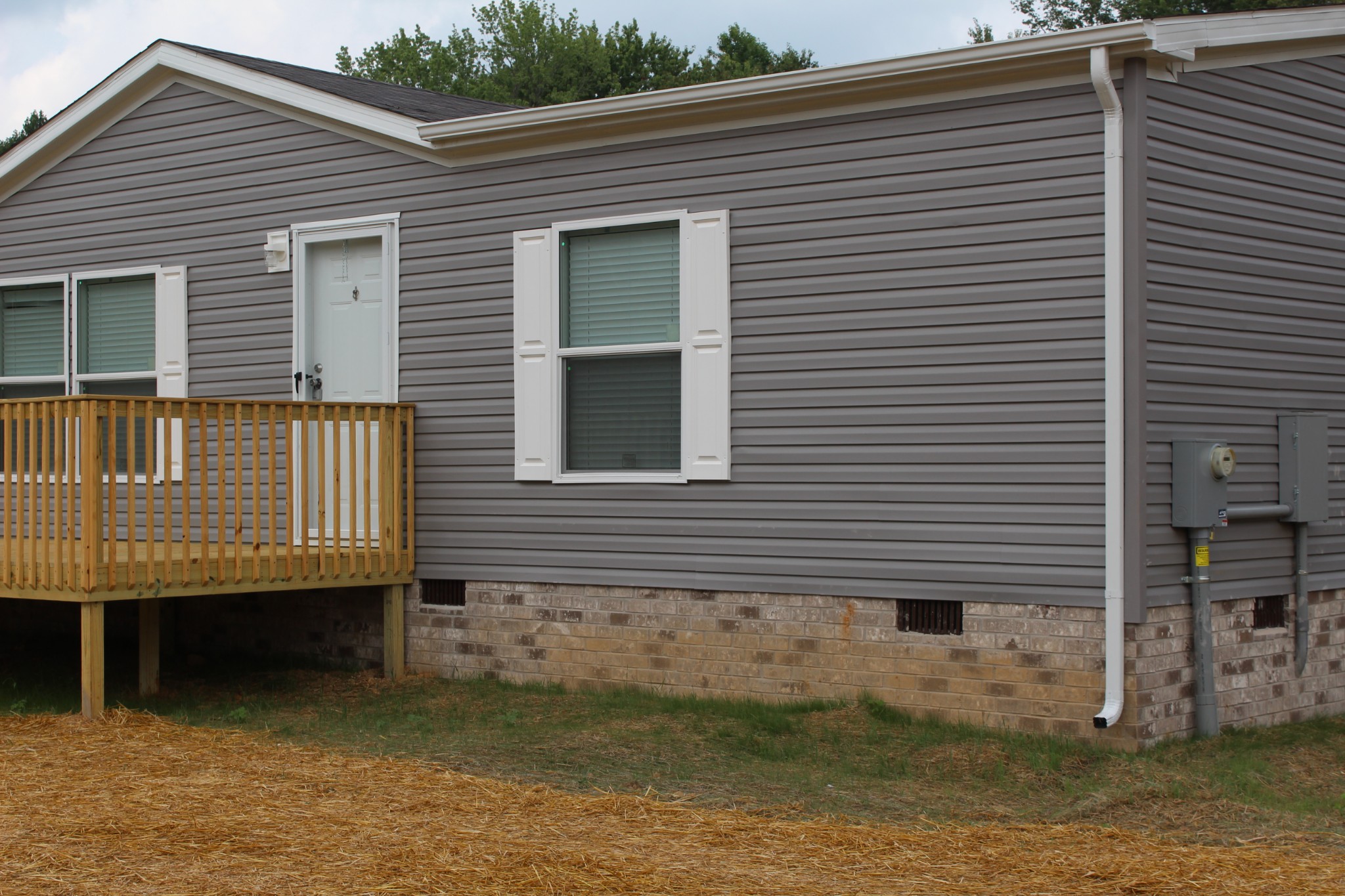 595 Days Road Lafayette, TN 37083 - Photo 2 of 21 a front view of a house with a balcony