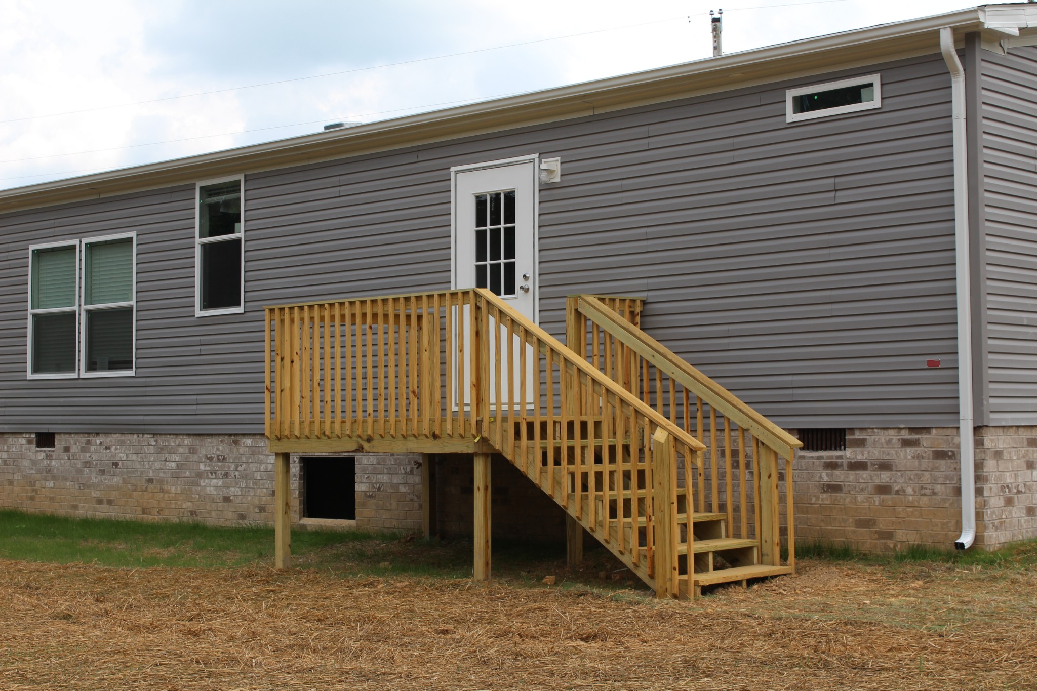595 Days Road Lafayette, TN 37083 - Photo 4 of 21 a view of a house with a small yard and wooden floor