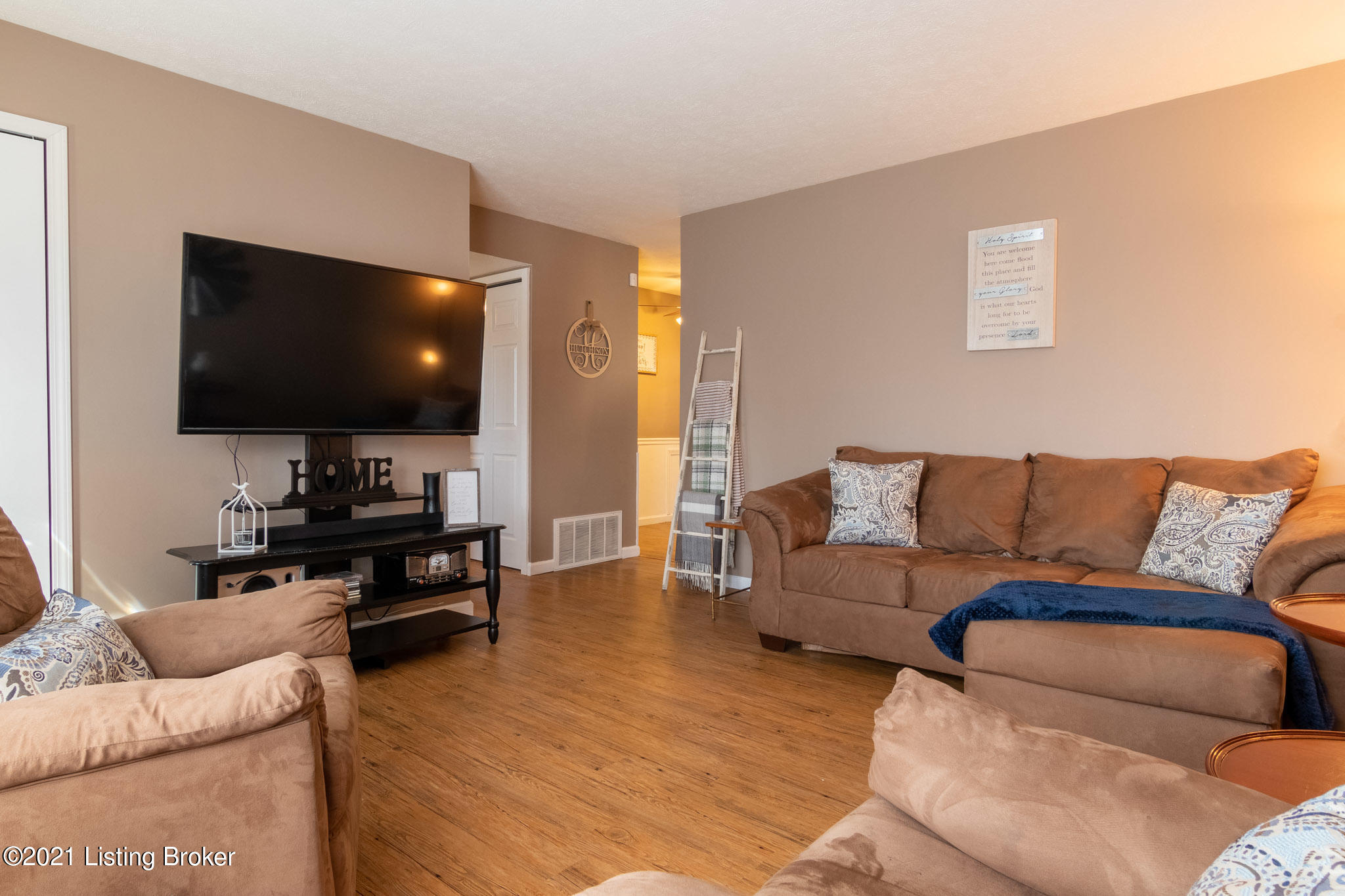 110 Zinnia Road Louisville, KY 40229 - Photo 12 of 26 Living Room