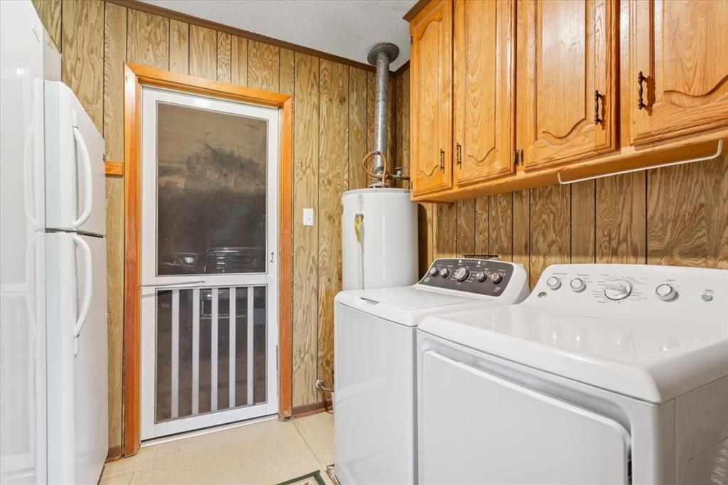 109 Hilltop Street Riesel, TX 76682 - Photo 24 of 32 a utility room with dryer and washer